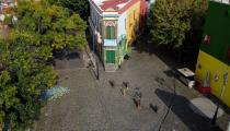 Vista aérea de la calle Caminito vacía en el barrio de La Boca de Buenos Aires (Argentina) el 30 de marzo. (Foto: Ronaldo Schemidt / AFP / Getty Images).