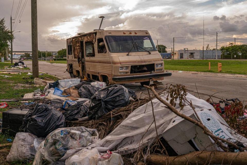 Basura y una RV averiada se ven en el terreno vacío en Northwest 74 Street y Northwest 25 Avenue en Miami el 30 de noviembre de 2022. El terreno propiedad del condado es buscado por dos competitivos grupos de urbanización.