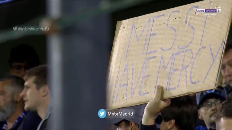 "Messi tené piedad", el cartel que se vio en la tribuna de Brujas