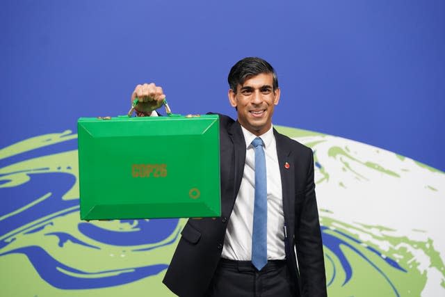 Rishi Sunak holds his 'green box' at the Cop26 summit in Glasgow 