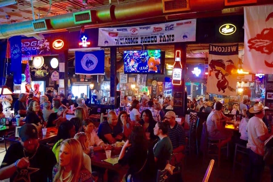 <b>Photo: Lil’ Red’s Longhorn Saloon/<a href="https://www.yelp.com/biz_photos/lil-reds-longhorn-saloon-fort-worth?utm_campaign=26a89d58-708c-4ba7-88a0-09028be220f0%2C94eda893-cff1-46e7-b946-ea06e15b7f6f&utm_medium=81024472-a80c-4266-a0e5-a3bf8775daa7" rel="nofollow noopener" target="_blank" data-ylk="slk:Yelp;elm:context_link;itc:0;sec:content-canvas" class="link ">Yelp</a></b>