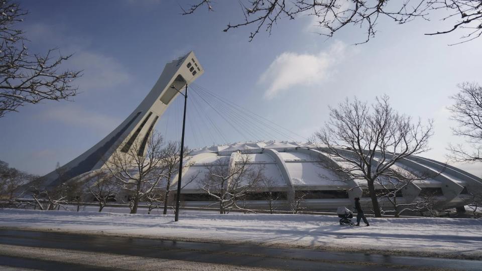 Quebec is expected to announce on Monday that it will replace the Olympic Stadium's roof and technical ring.  (Ivanoch Demers/Radio Canada - image credit)