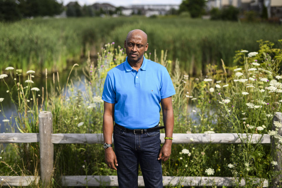 Tarcisse Ruhamyandekwe posa para una foto cerca de su casa en Ottawa, Ontario, Canadá, el viernes 19 de julio de 2024. (AP Foto/Justin Tang)