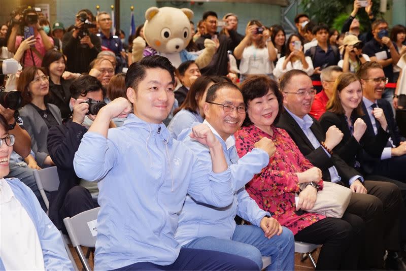 台北市長蔣萬安，新北市長侯友宜出席世壯運吉祥物。(圖/台北市政府提供)