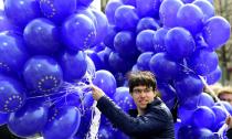 A volunteer carries balloons with the EU logo during the "March For Europe" demonstration in Berlin on March 25, 2017 to mark the 60th anniversary of the Treaty of Rome