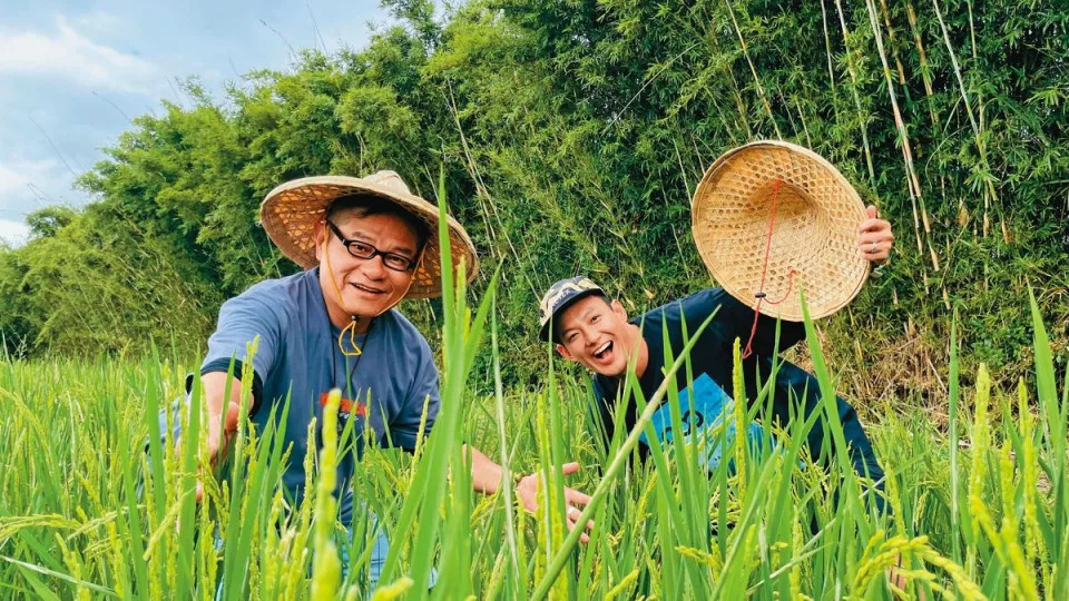 許效舜（左）與搭檔威廉（右），為節目經常上山下海體驗人生。