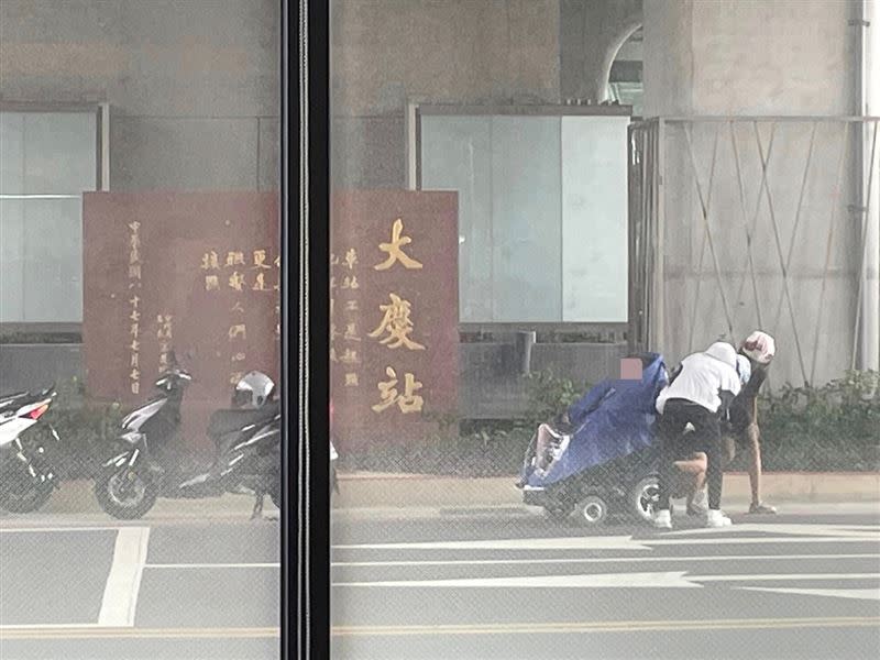 3 Cavaliers helped handicapped men wear raincoats on the roadside, which touched nearly 7,000 people.  (Photo / Photo taken from the Municipality of informants)