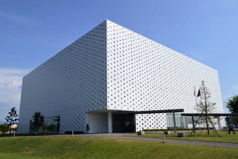4) Kanazawa Umimirai Library