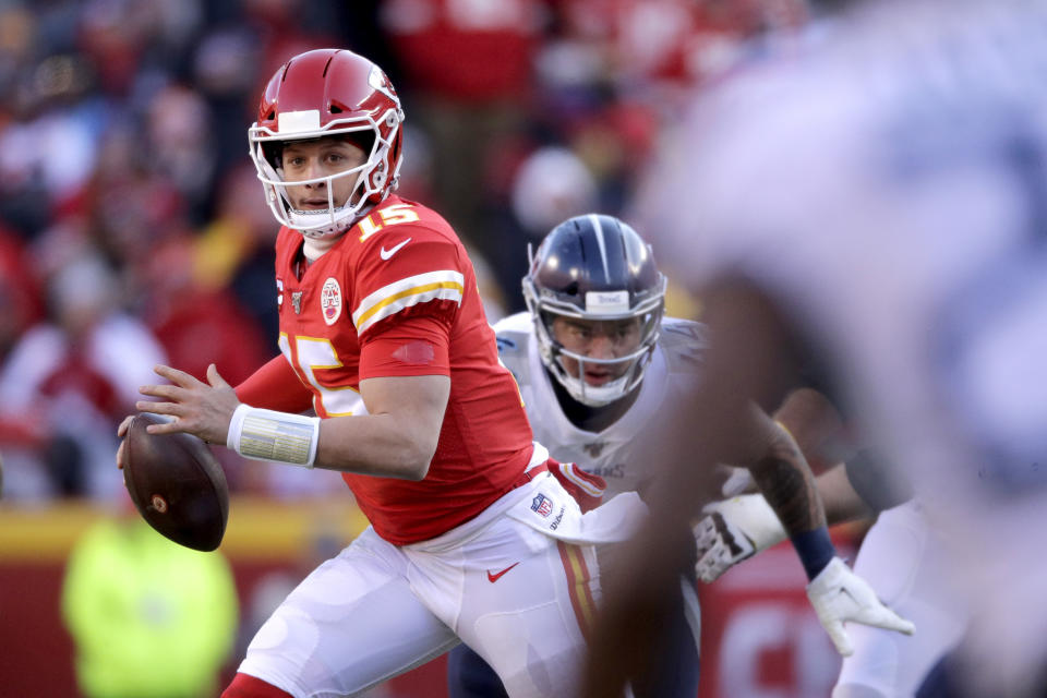 El quarterback Patrick Mahomes, de los Chiefs de Kansas City, busca a un receptor durante la primera mitad del juego por el campeonato de la Conferencia Americana de la NFL ante los Titans de Tennessee, el domingo 19 de enero de 2020, en Kansas City, Missouri. (AP Foto/Charlie Riedel)