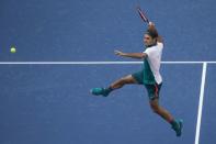 El suizo Federer salta y se prepara para golpear la pelota ante Mayer de Argentina durante la primera ronda del Abierto de tenis de Estados Unidos en Nueva York. 1 de septiembre, 2015. El suizo Roger Federer derrotó el martes al argentino Leonardo Mayer para clasificar a la segunda ronda del Abierto de Estados Unidos, en el inicio de su campaña para levantar el trofeo en Flushing Meadows por sexta vez en su carrera y ganar su primer título del Grand Slam desde Wimbledon 2012. REUTERS/Adrees Latif