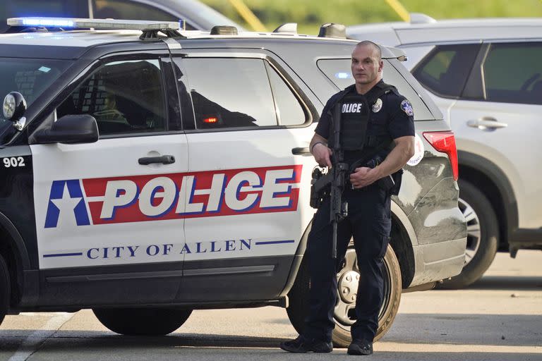 Agente de Policía frente al shopping de Allen, Texas (AP Photo/LM Otero)
