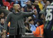 Pep Guardiola, entrenador del Machester City, da indicaciones durante la semifinal de la Copa de la FA ante el Brighton, el sábado 6 de abril de 2019, en Wembley (AP Foto/Matt Dunham)