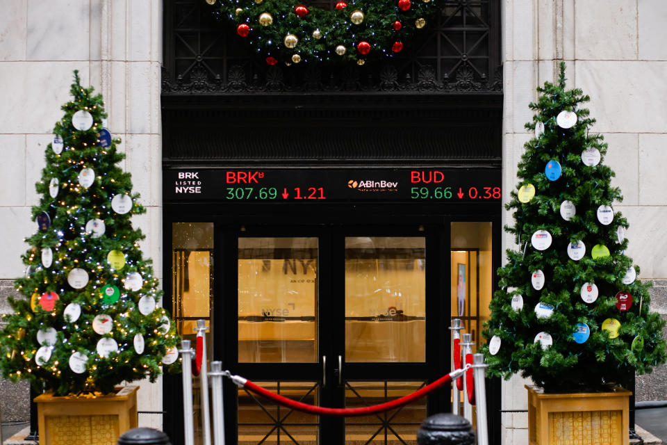 NOWY JORK — 3 STYCZNIA: Widok z zewnątrz na giełdę nowojorską na Wall Street podczas pierwszego dnia notowań 2023 r. na giełdzie nowojorskiej w Nowym Jorku, 3 stycznia 2023 r. (Zdjęcie: Kenna Betancourt/View Press)