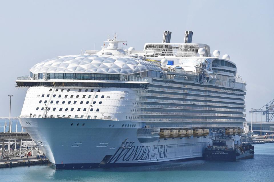 Das von Royal Caribbean International betriebene Kreuzfahrtschiff Wonder of the Seas im Terminal C des Hafens von Barcelona. - Copyright: PAU BARRENA/AFP via Getty Images