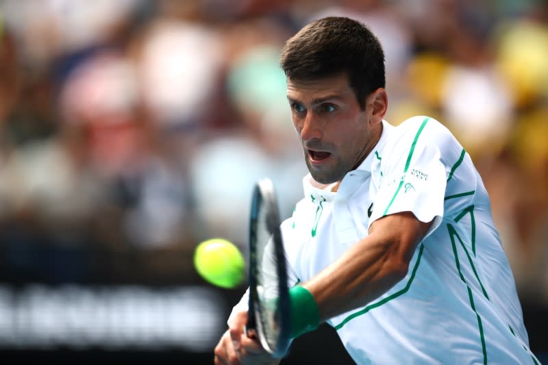 El serbio Novak Djokovic en una jugada del partido contra el japonés Yoshihito Nishioka.