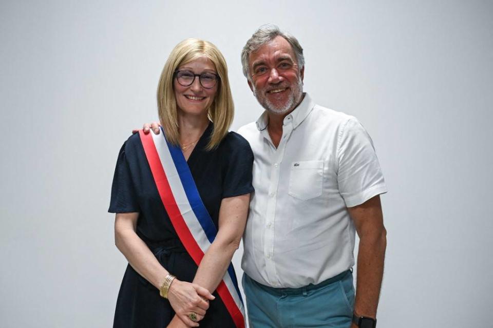 Dorothée Pacaud, élue maire de Saint-Brévin le 9 juin 2023, aux côtés de son prédécesseur Yannick Morez.