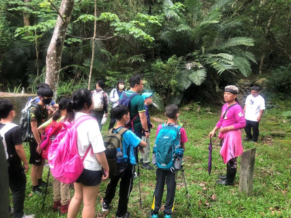 口埤實小山野教育，親師生探索瓦拉米步道。（校方提供）