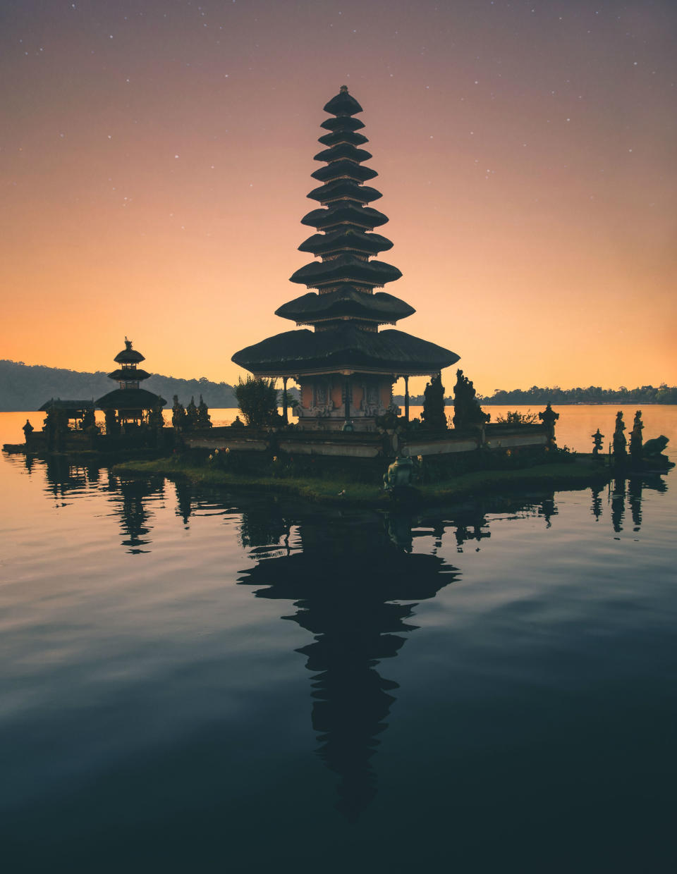 <p>Bali es otro destino ideal para pedir matrimonio, al menos para los encuestados por este portal de citas. Sus románticas puestas de sol te ayudarán a que acepte tu proposición. (Foto: Pexels / <a rel="nofollow noopener" href="https://www.pexels.com/photo/brown-pagoda-near-body-of-water-1694621/" target="_blank" data-ylk="slk:Aron Visuals;elm:context_link;itc:0;sec:content-canvas" class="link ">Aron Visuals</a>). </p>