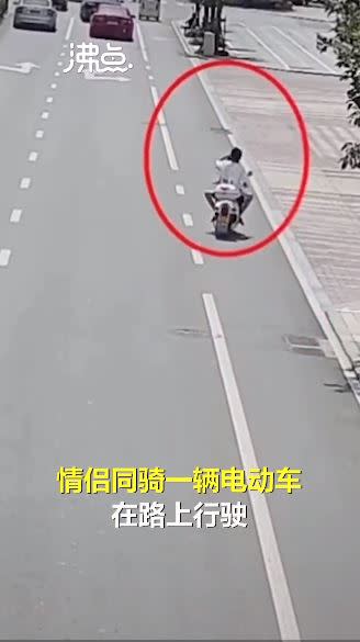 兩人騎車上路。（圖／翻攝自沸點視頻微博）