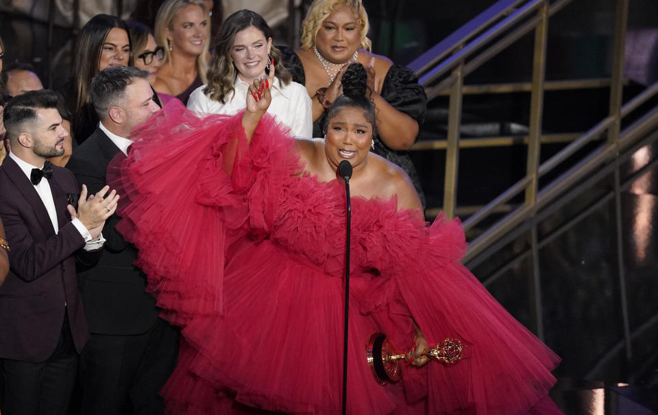 Lizzo y el equipo de "Lizzo's Watch Out For The Big Grrrls" reciben el Emmy a mejor programa de competencia en la 74a entrega de los Premios Emmy el lunes 12 de septiembre de 2022 en el Teatro Microsoft en Los Angeles. (Foto AP/Mark Terrill)