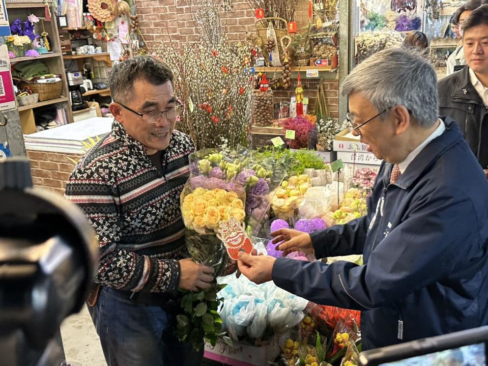 陳建仁（右）贈送龍年福袋給商家。（台北花卉產銷股份有限公司提供）