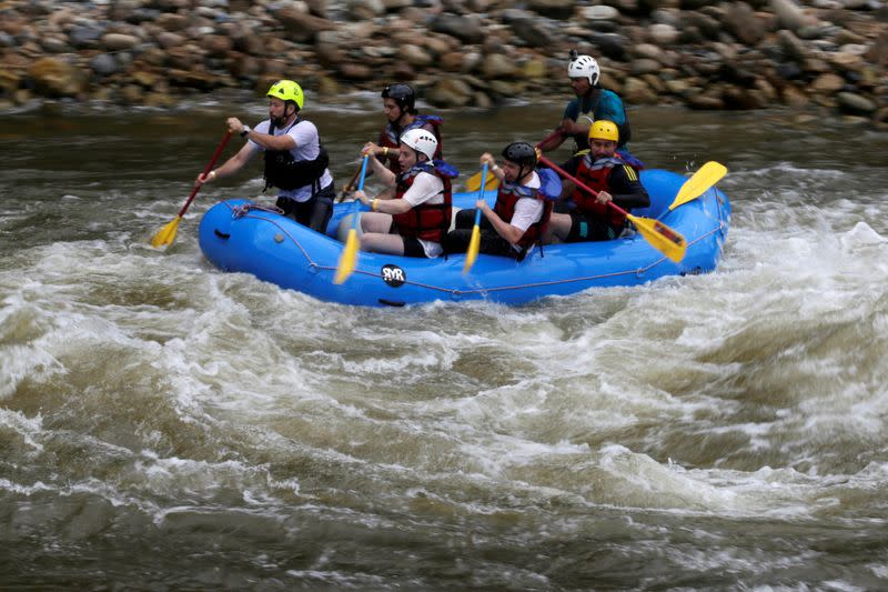 Foto de archivo. Un grupo de periodistas y representantes del Gobierno de Colombia practican rafting guiados por exrebeldes de las FARC en Miravalle, departamento del Caquetá