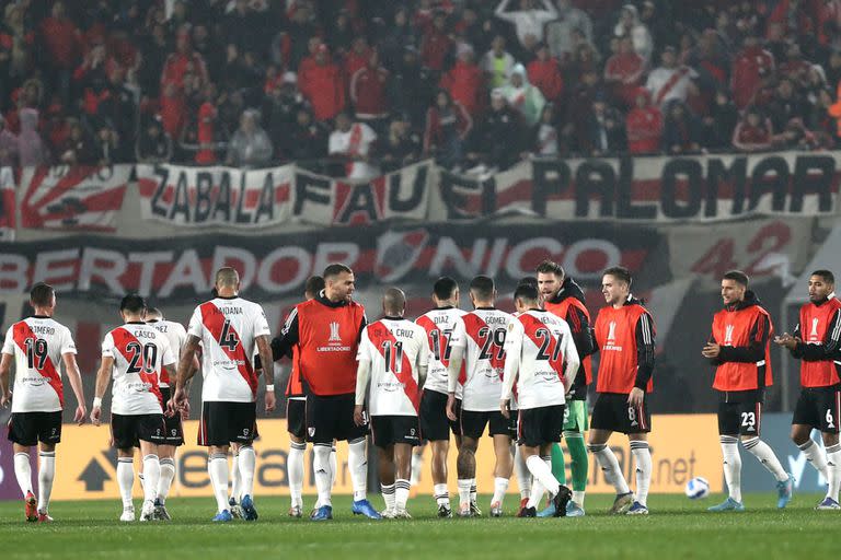 Cabezas gachas en un Monumental que pasó del entusiasmo a la impaciencia y luego a la decepción: River fue eliminado por Vélez y, sin Copa Libertadores, no llegarán Luis Suárez, Miguel Borja ni una montaña de dólares.