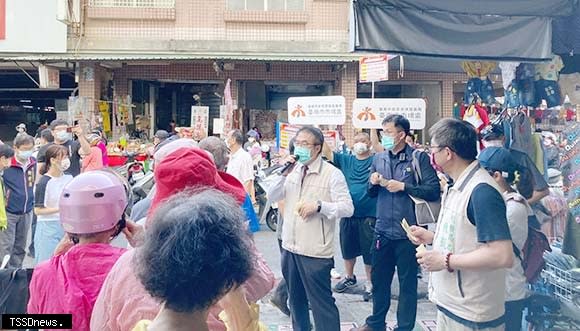 南市長黃偉哲及經發局長陳凱凌快閃麻豆市區三、市五及下營區中營市場，現場發送抵用券為攤商衝買氣。（記者李嘉祥攝）