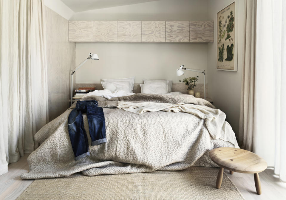 <p>Le problème d'une petite chambre : <b>trouver de l'espace pour les rangements</b>. Une seul solution : migrer sur les <a href="https://www.elle.fr/Deco/Pratique/Murs-peintures" rel="nofollow noopener" target="_blank" data-ylk="slk:murs;elm:context_link;itc:0;sec:content-canvas" class="link ">murs</a> et opter pour des éléments en hauteur.</p><br>