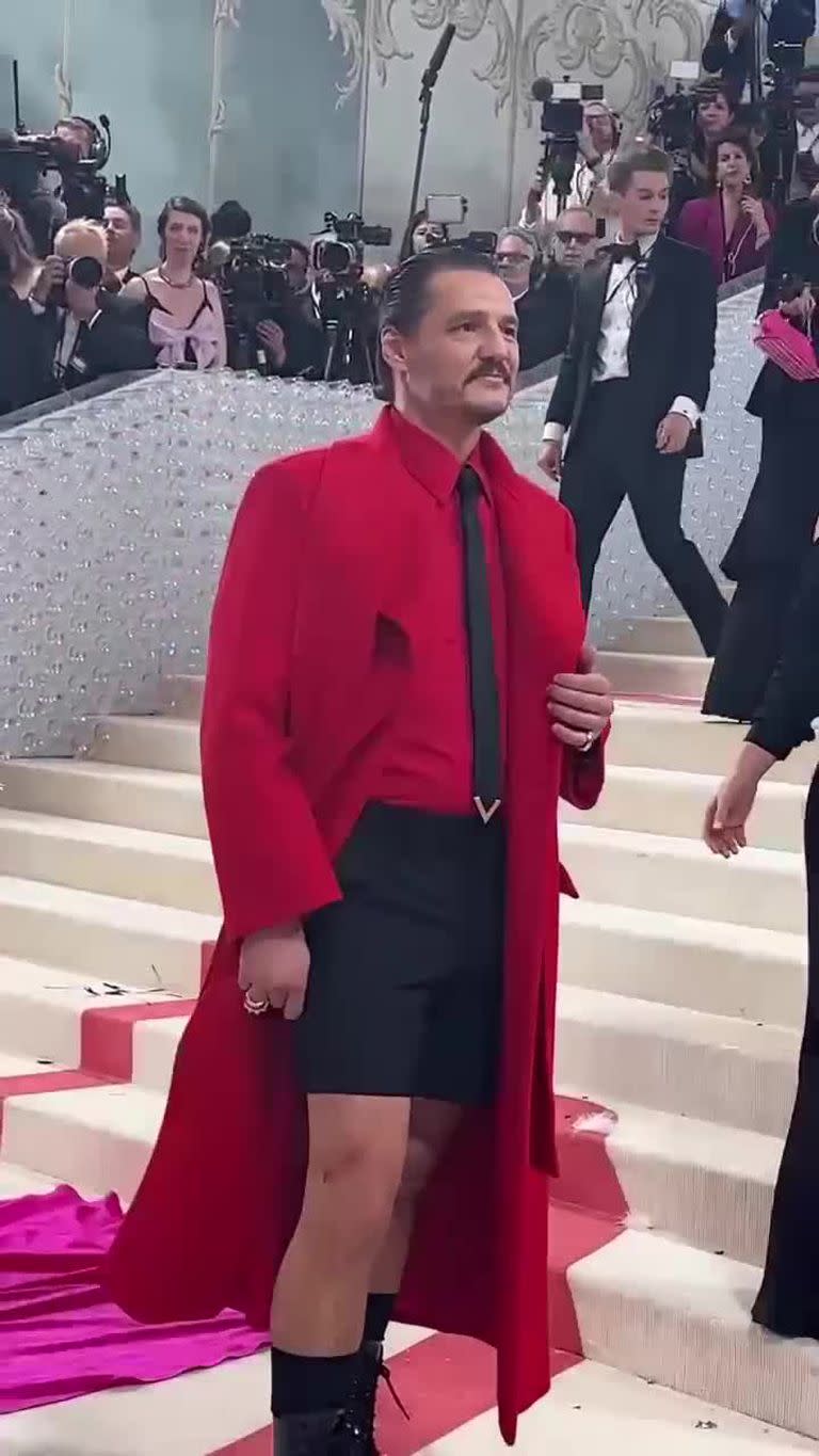 Pedro Pascal “de rojo” en la alfombra roja de la MET Gala 2023