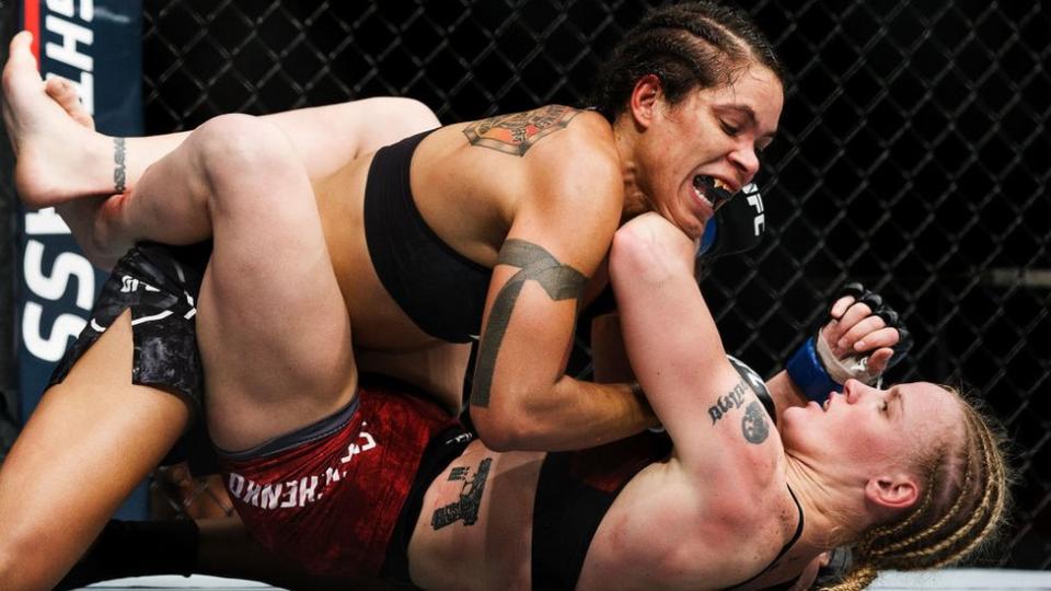 La peleadora de MMA brasileña Amanda Nuñez combate contra Valentina Shevchenko, septiembre 2017