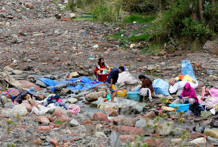 People do laundry in the Palca river during a water drought season in Palca near La Paz, Bolivia, November 28, 2016. REUTERS/David Mercado