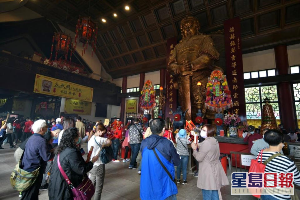 大批市民到車公廟上香祈福。