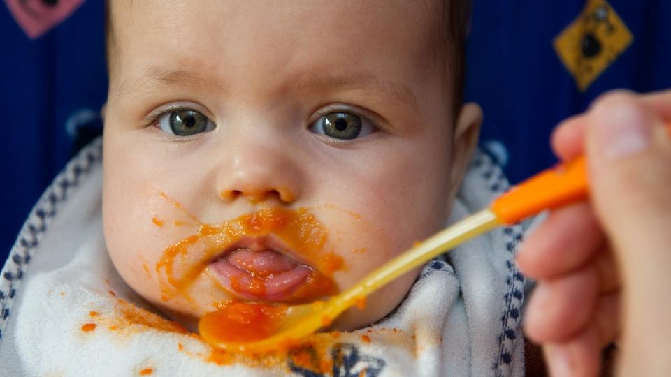 Laut einer britischen Studie schlafen Babys etwas länger, wenn sie ab dem vierten Monat neben der Muttermilch auch Beikost erhalten. Foto: Patrick Pleul