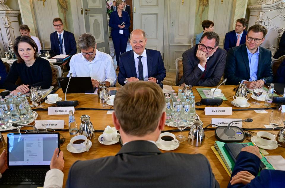 Auf Schloss Meseberg hat das Bundeskabinett um Kanzler Olaf Scholz (SPD) bereits über neue Entlastungen gesprochen. - Copyright: picture alliance/John MacDougall