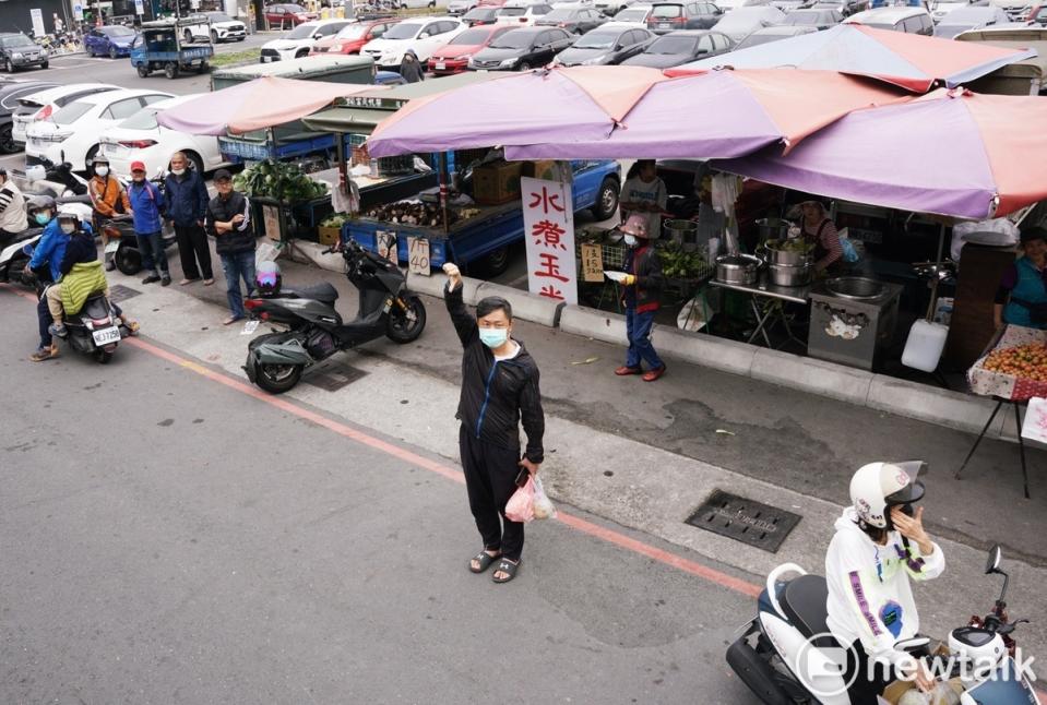 民眾黨總統候選人柯文哲今(7)早在高雄市區掃街拜票，一位民眾對著柯文哲車隊比倒讚。   圖：張良一 / 攝