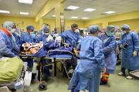 FOTO DE ARCHIVO. Varios miembros del personal médico en trajes protectores trasladan a un paciente de 18 años con COVID-19 a una unidad de cuidados intensivos del hospital San Raffaele durante el brote de la enfermedad coronavirus (COVID-19) en Milán, Italia.