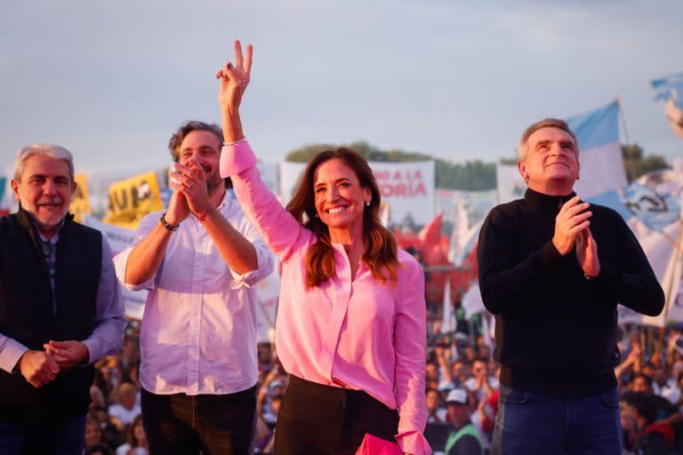 Victoria Tolosa Paz acompañada por Aníbal Fernández, Santiago Cafiero y Agustín Rossi