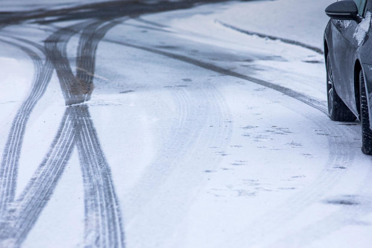 West Yorkshire, UK. 16th Jan, 2024. UK Weather.  Snowfall in Queensbury, West Yorkshire as a cold spell of winter weather sweeps across the country as temperatures drop below freezing in the Pennine hills.   Credit: Windmill Images/Alamy Live News