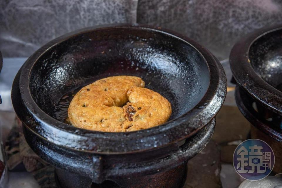蔥厚餅要用鑄鐵鍋器煎到皮酥恰香。