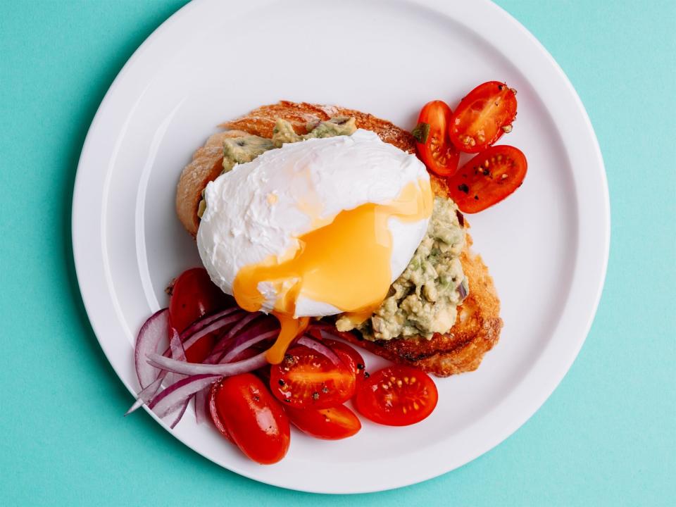 poached egg on toast with tomatoes