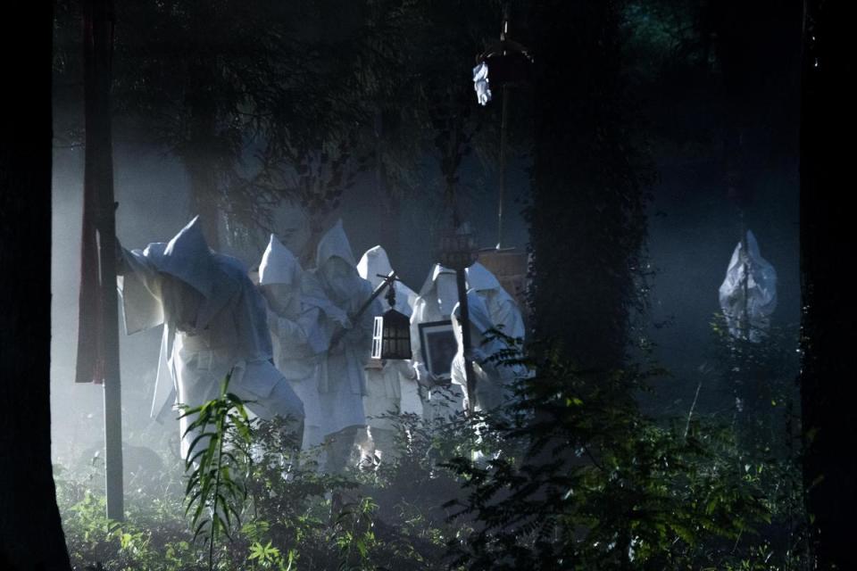 《噬亡村》中的神祕村落供花村因傳出奇怪的「食葬」習俗而引來關注。（Disney+提供）