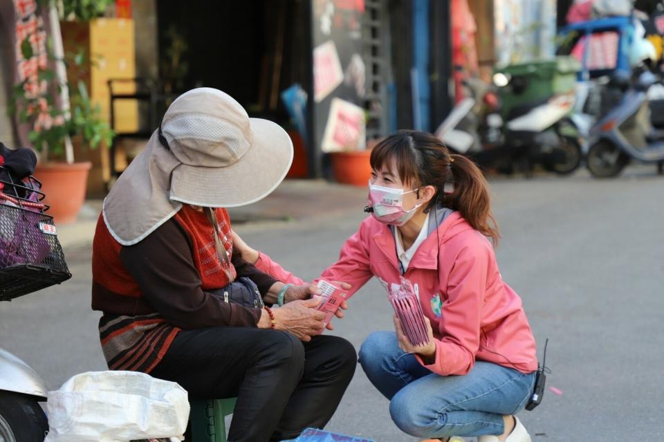 廖芝晏努力地在選區內拜票尋求鄉親支持。   廖芝晏/提供