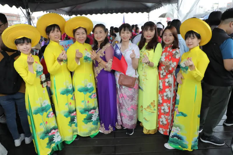 ▲民眾及各界團體不畏風雨參加基隆雙十國慶升旗典禮。（圖 ／基隆市政府提供）