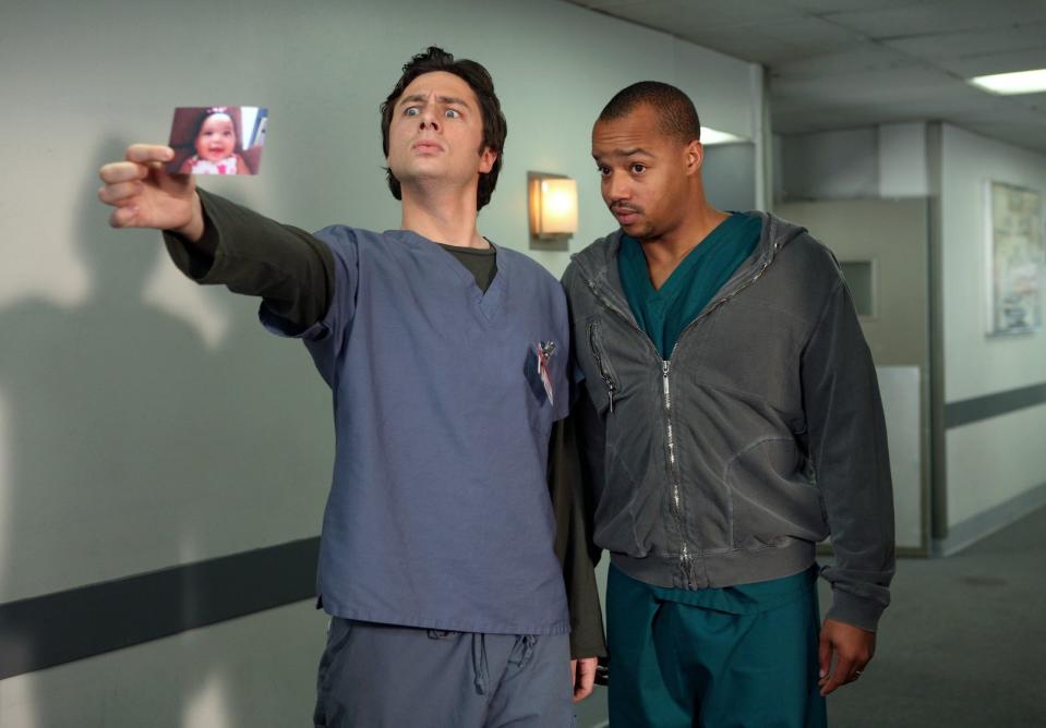 Kann man (halbwegs) authentisch den herausfordernden Alltag junger Ärzte zeigen - und dabei trotzdem die Lacher auf seiner Seite haben? Man kann! "Scrubs" (bei Disney+) erzählt mit Witz über "Die Anfänger" (so der deutsche Untertitel) am fiktiven "Sacred Heart Hospital" um die besten Freunde J.D. (Zach Braff, links) und Turk (Donald Faison). (Bild: 2007 ABC Television Studio)