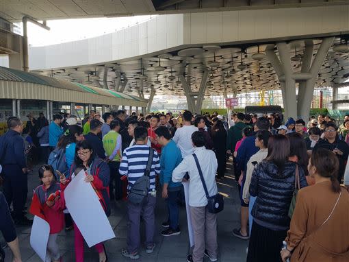 陳菊到高雄車站發春聯，民眾大排長龍領取。（圖／記者程永銘攝）