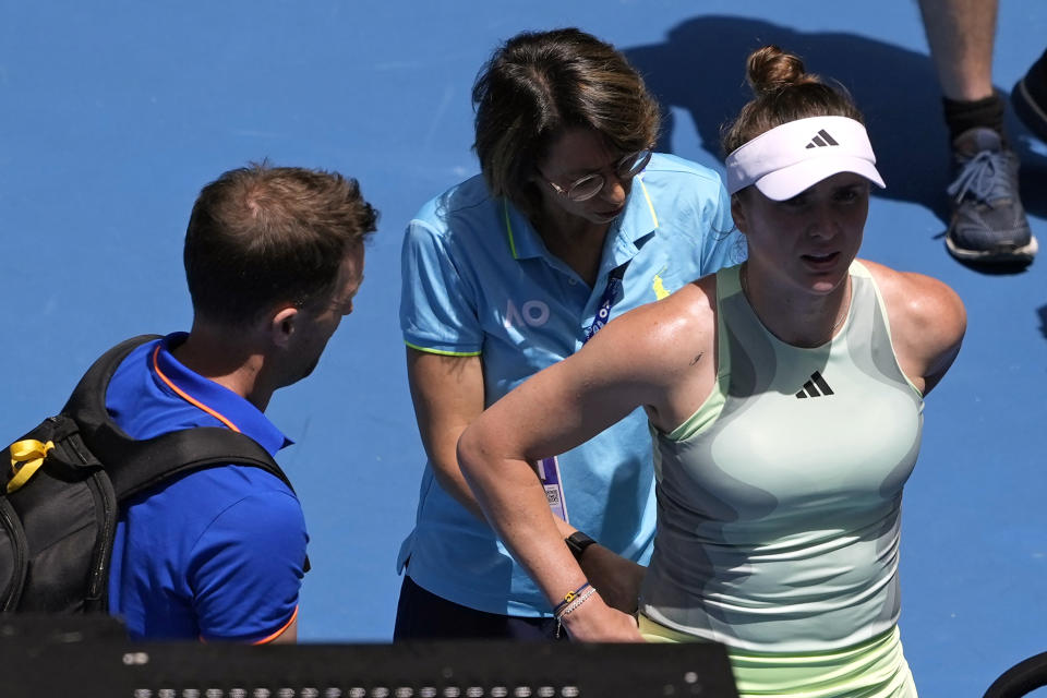 Elina Svitolina, de Ucrania, recibe atención médica antes de retirarse de su partido de cuarta ronda del Abierto de Australia frente a Linda Noskova, de Repúbica Checa, en Melbourne Park, Melbourne, Australia, el lunes 22 de enero de 2024. (AP Foto/Alessandra Tarantino)