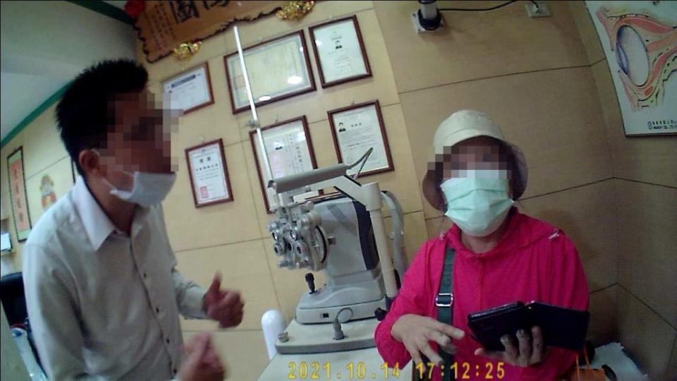 婦人遭遇詐騙集團以假冒中華電信客服人員、檢警身分詐騙，在交付地點眼鏡行店員發現明異狀，報警協助順利保住積蓄。（汐止警分局提供）
