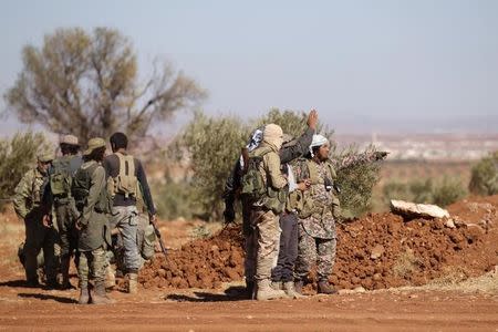 Rebel fighters gather during their advance towards the Islamic State-held city of al-Bab, northern Syria October 26, 2016. REUTERS/Khalil Ashawi