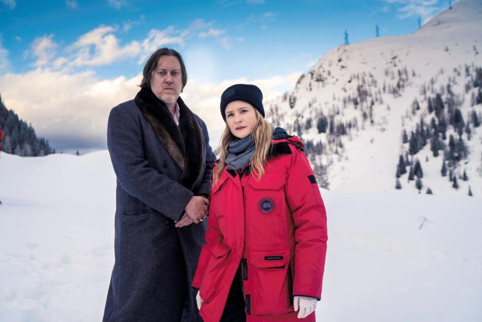 Auf der deutsch-österreichischen Grenze in den Alpen wird eine grausam zugerichtete Leiche gefunden. Das Werk eines Serienkillers, wie die Ermittler Ellie Stocker (Julia Jentsch) und Gedeon Winter (Nicholas Ofczarek) schnell herausfinden. Den gilt es in der wuchtigen Thriller-Serie "Der Pass" dingfest zu machen, bevor er sein diabolisches Werk vollendet. (Bild: ZDF und Sky Deutschland / Wiedemann & Berg Television GmbH & Co. KG / Sammy Hart)